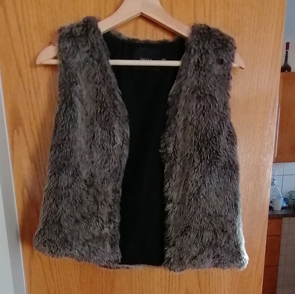 PRICE DROP!T Aritzia Talula Vest Faux Fur - Picture 4 of 8